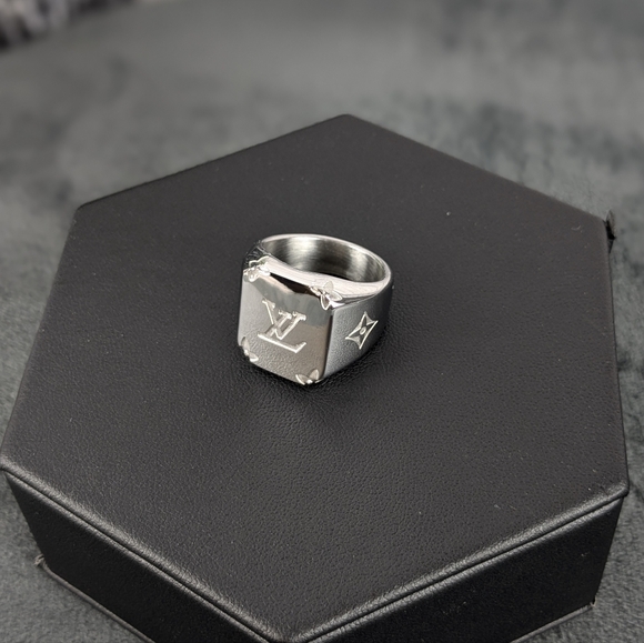 LV Louis Vuitton signature monogram signet ring, large, US7, EU54, N½, 14 unisex - Picture 3 of 14